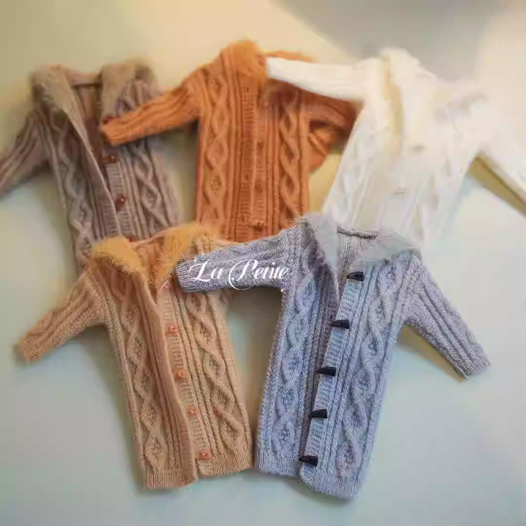 Blythe doll clothing, sizes: ob22/24, Azone, Landoudou. Long hooded sweater — relaxed style with a touch of sexy appeal, made from soft and cozy fabric.