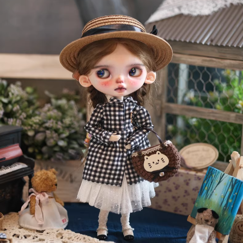 Blythe doll clothing, sizes: ob22/24, Azone, Landoudou.Vintage plaid set — plaid top, mesh slip, and fluffy bag.