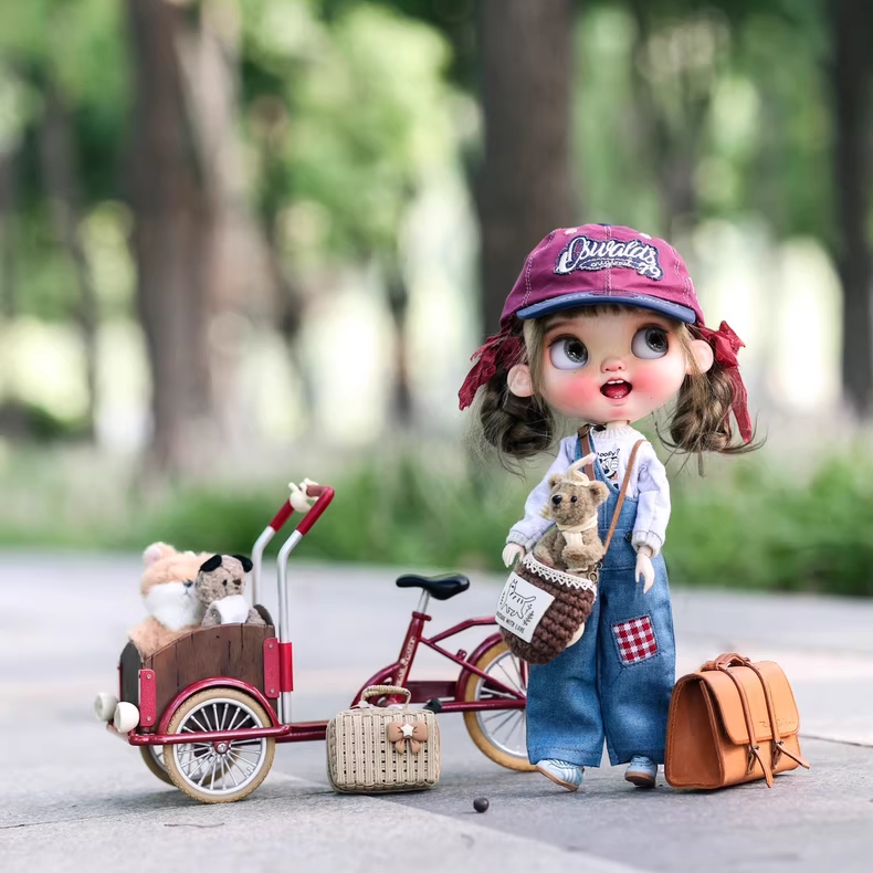 Blythe doll clothing, sizes: ob22/24, Azone, Landoudou.Casual overall set — printed top, denim overalls, and crossbody bag.