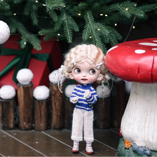 Blythe doll clothing, sizes: ob22/24, Azone, Landoudou.Hand-crocheted blue and white striped jumpsuit.