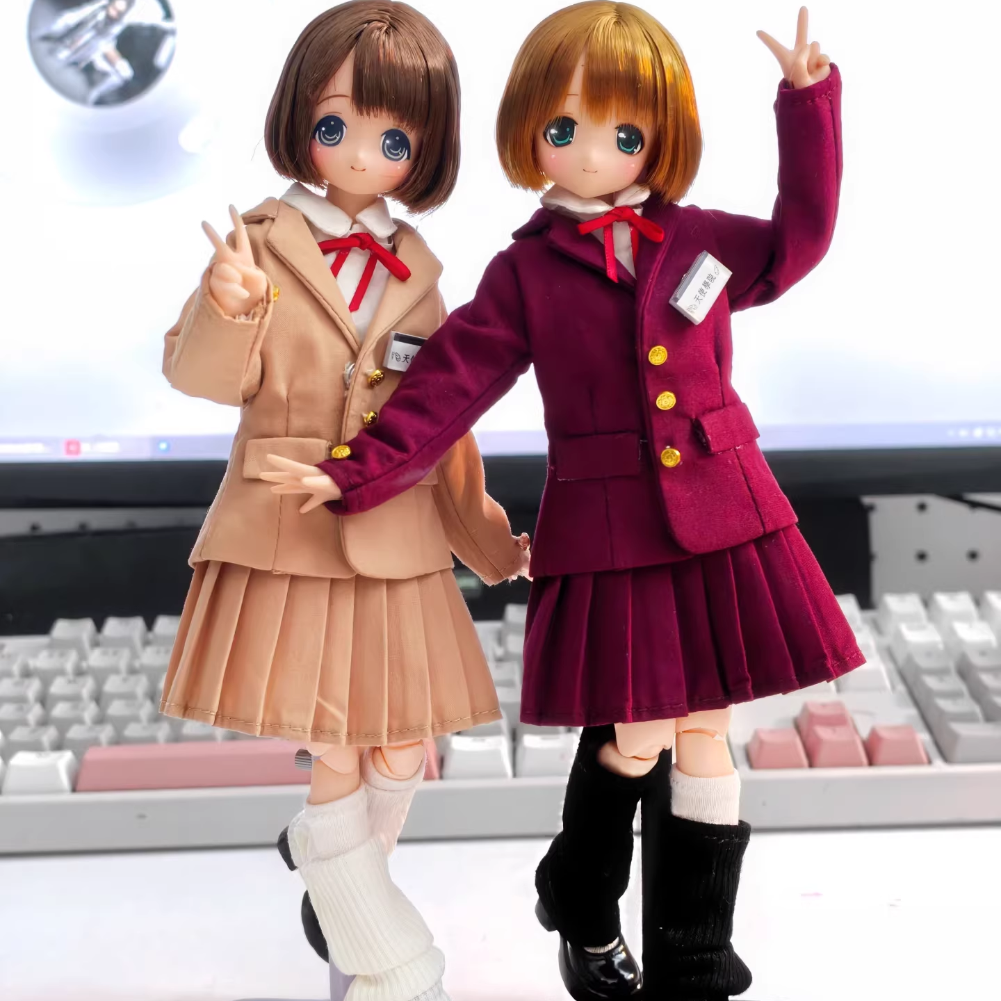 Azone doll clothing, Size: ob22/24.   Azone-style JK uniform set in cute style, including blazer, pleated skirt, and backpack.   Suitable for 1/6 scale dolls.   Set includes 6 items.