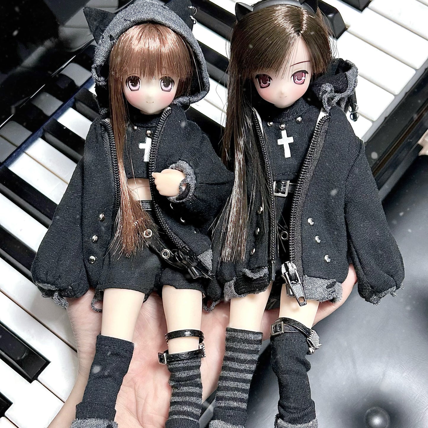 Azone doll clothing, Size: azone, ob22/24. Dark Gothic-style hooded coat set with cross-decorated leg warmer socks, crafted through the exquisite handwoven artistry of a Chinese master. @cbzrp