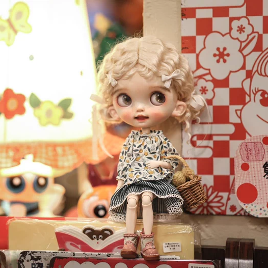 Blythe doll clothing, sizes: ob22/24, Azone, Landoudou.Fashion print set — printed top, striped skirt, and rattan hat.