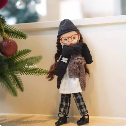 Blythe doll clothing, sizes: ob22/24, Azone, Landoudou.Hand-knitted dark brown sweater.